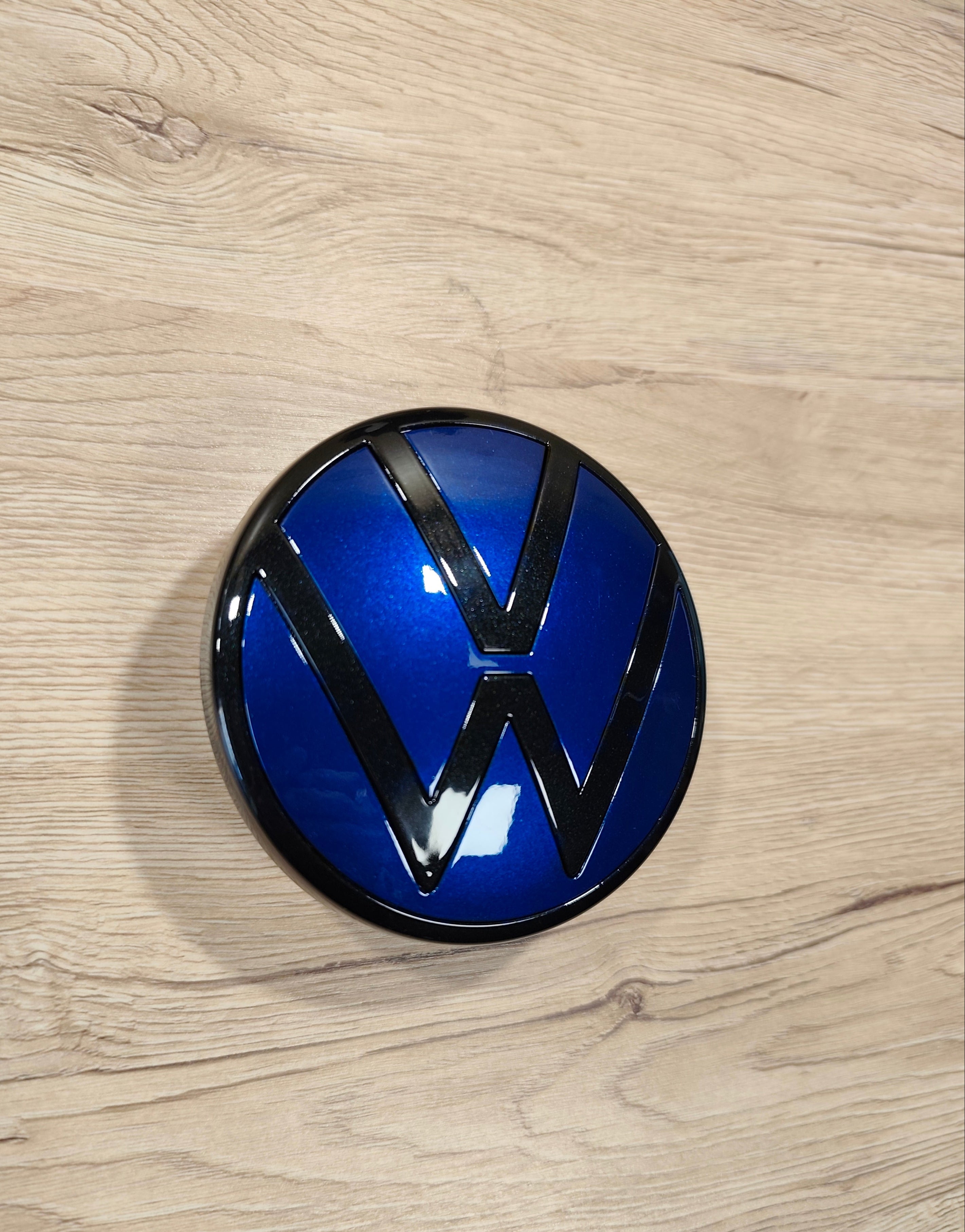 VW Golf 8 – Heckemblem Lapiz Blue / Phantom Schwarz