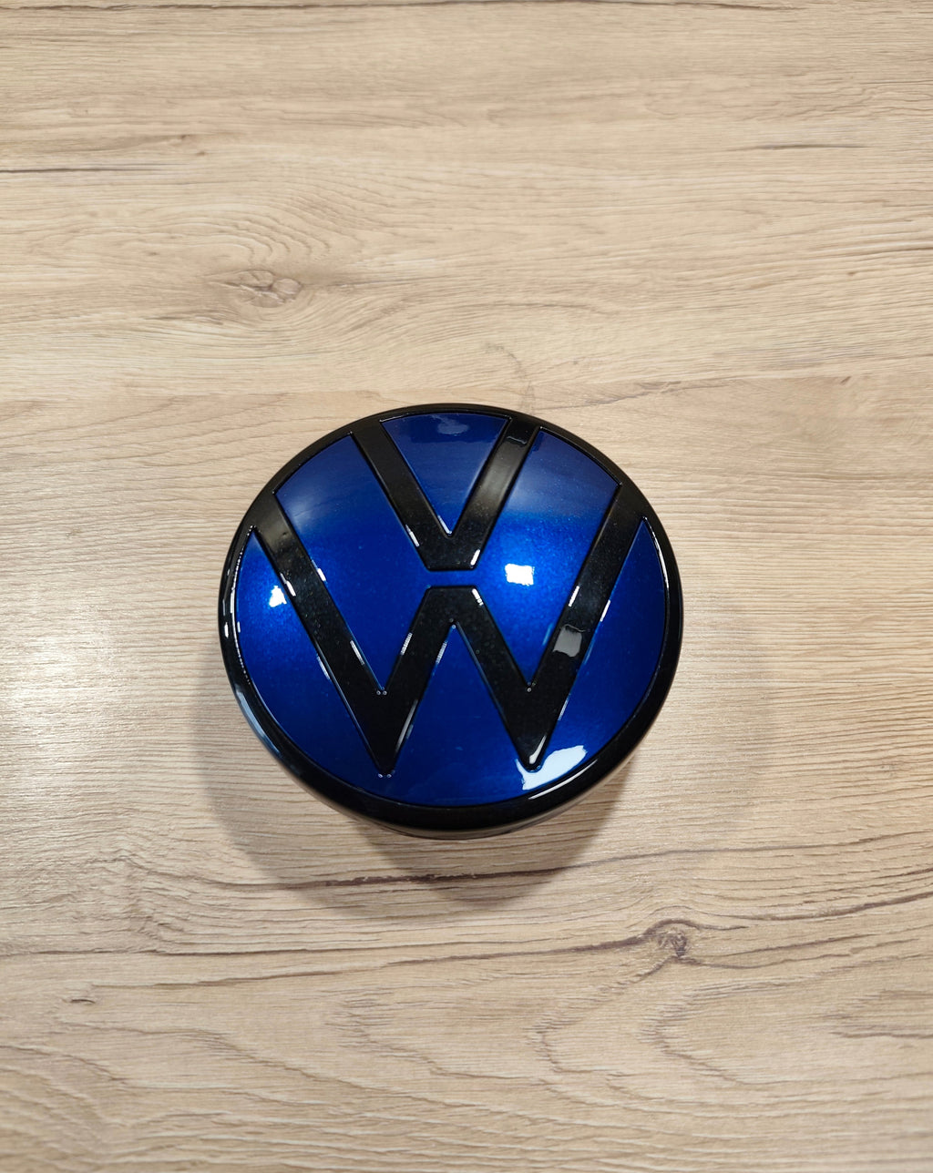 VW Golf 8 – Heckemblem Lapiz Blue / Phantom Schwarz