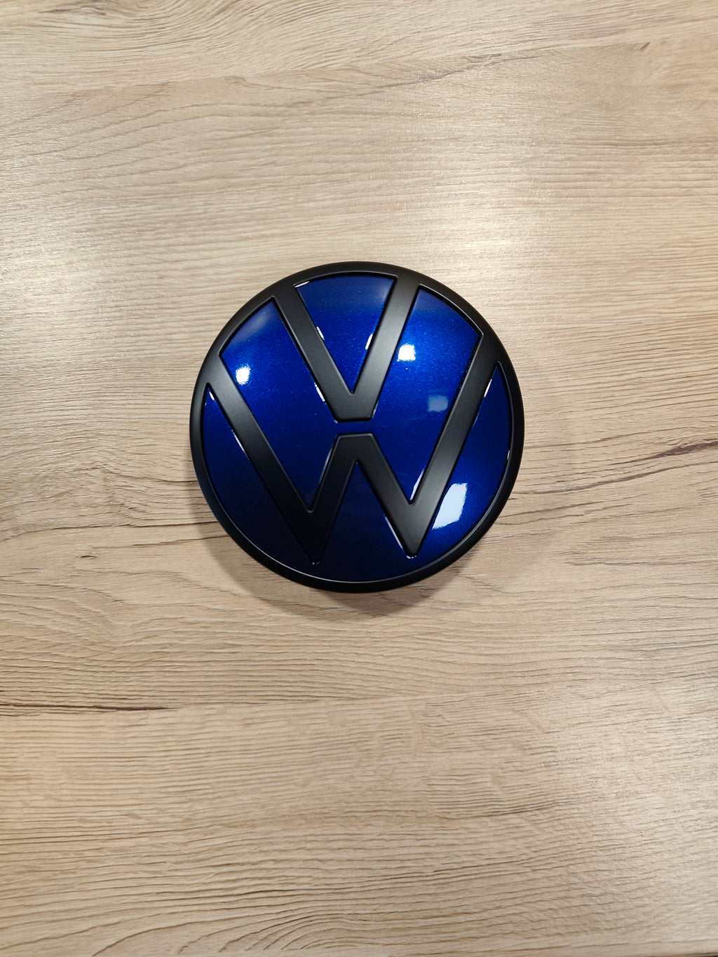 VW Golf 8 – Heckemblem Lapiz Blue / Schwarz Matt