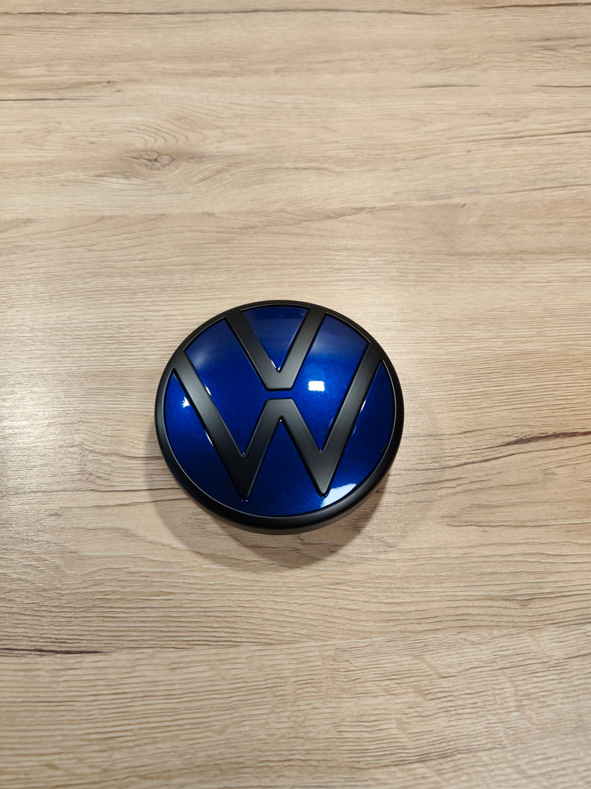 VW Golf 8 – Heckemblem Lapiz Blue / Schwarz Matt