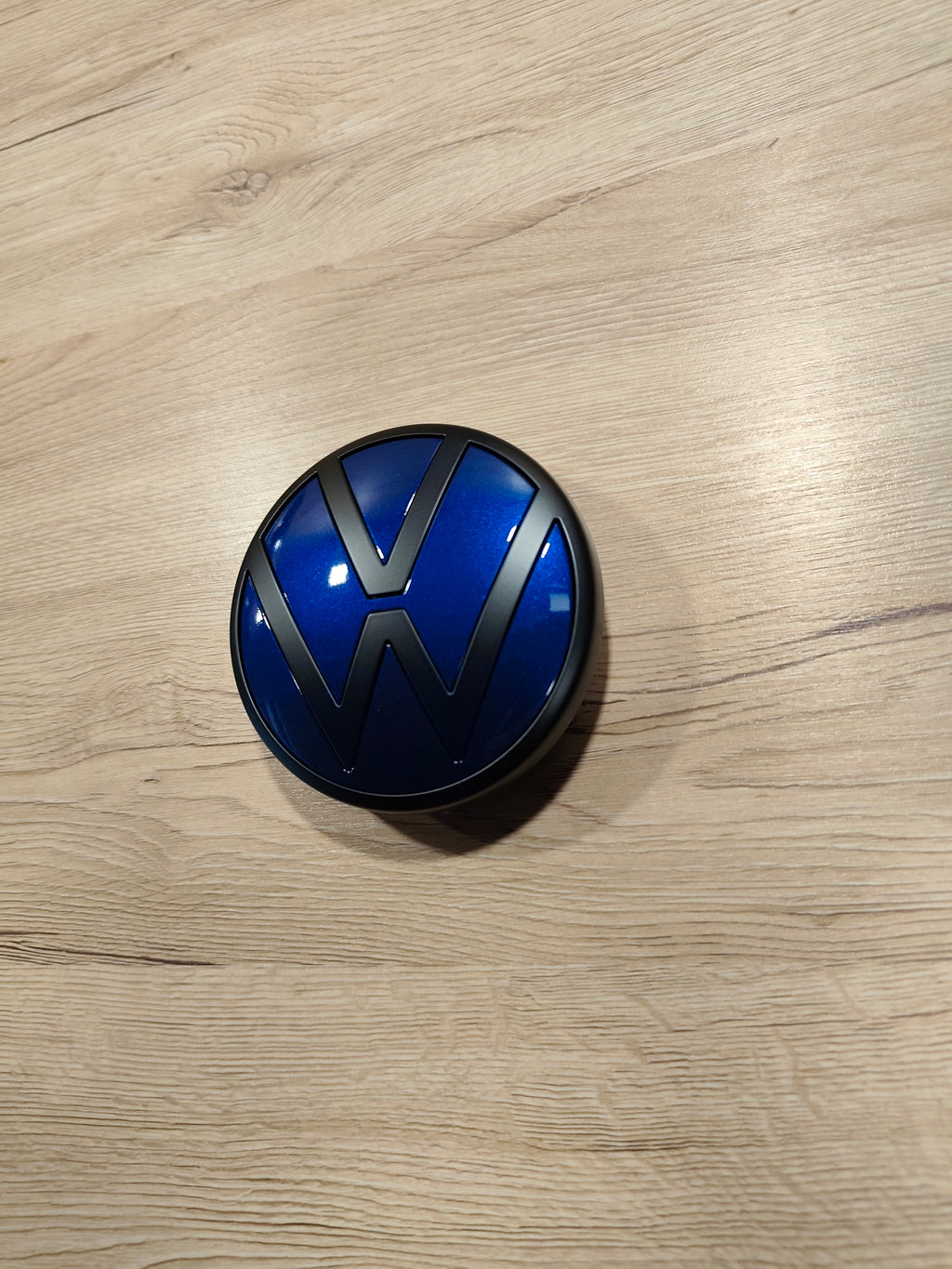 VW Golf 8 – Heckemblem Lapiz Blue / Schwarz Matt