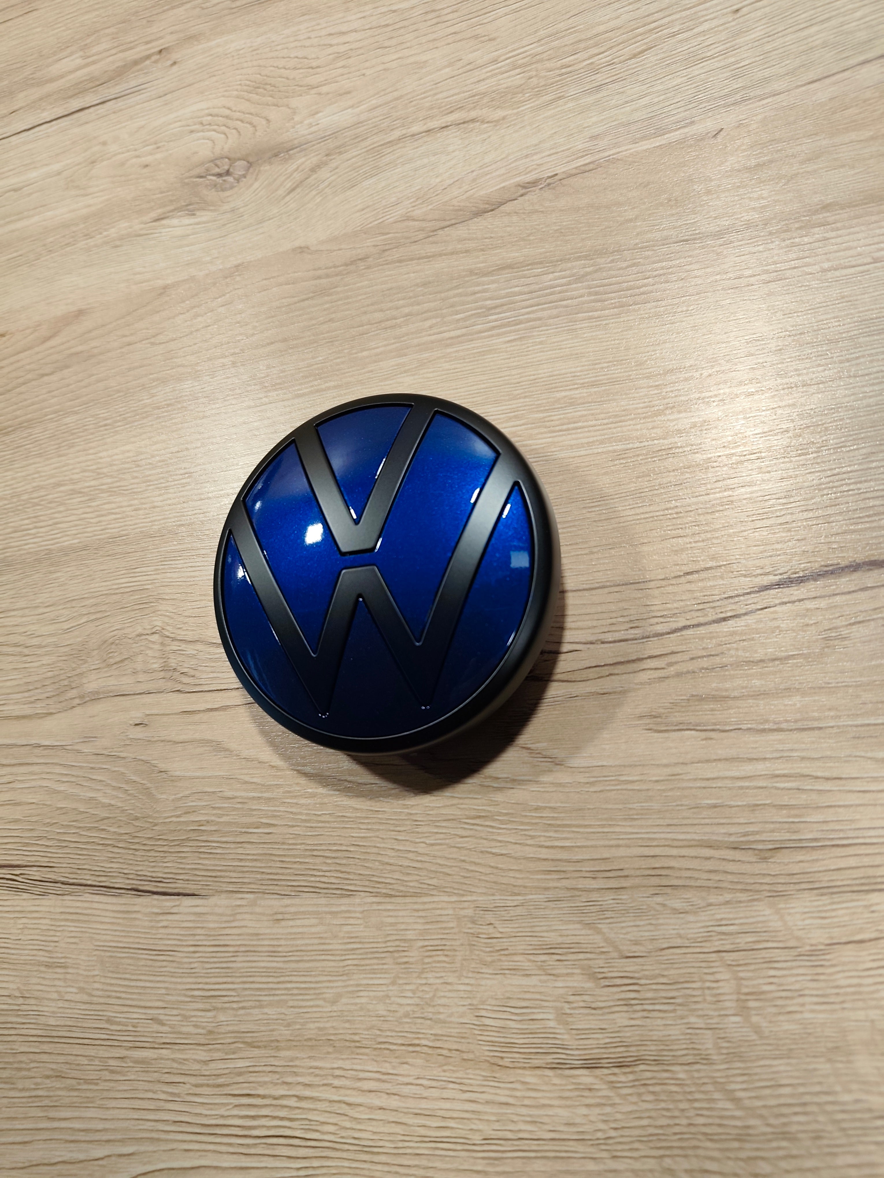 VW Golf 8 – Heckemblem Lapiz Blue / Schwarz Matt