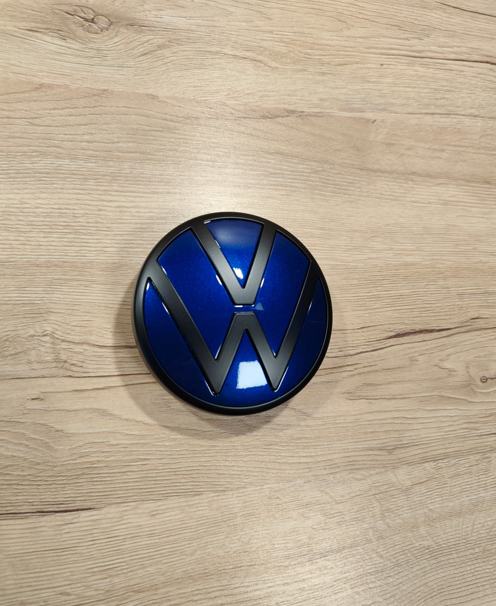 VW Golf 8 – Heckemblem Lapiz Blue / Schwarz Matt