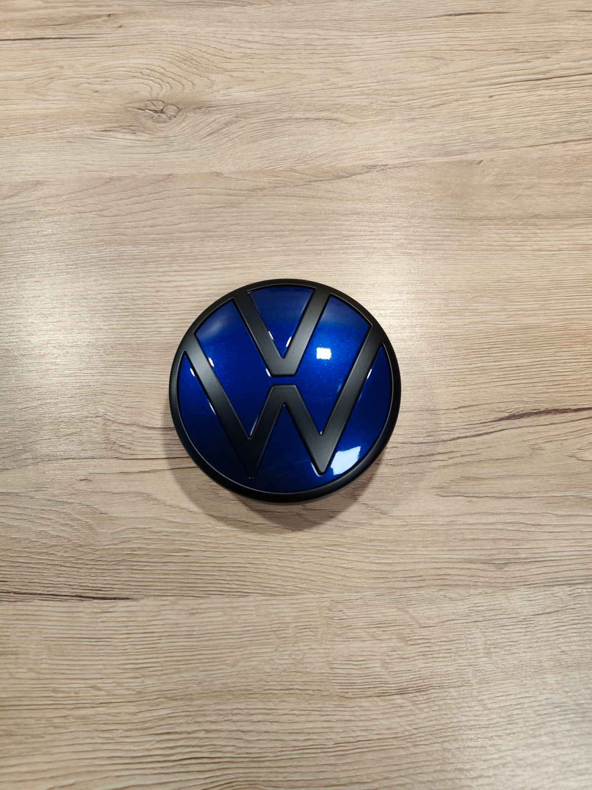 VW Golf 8 – Heckemblem Lapiz Blue / Schwarz Matt