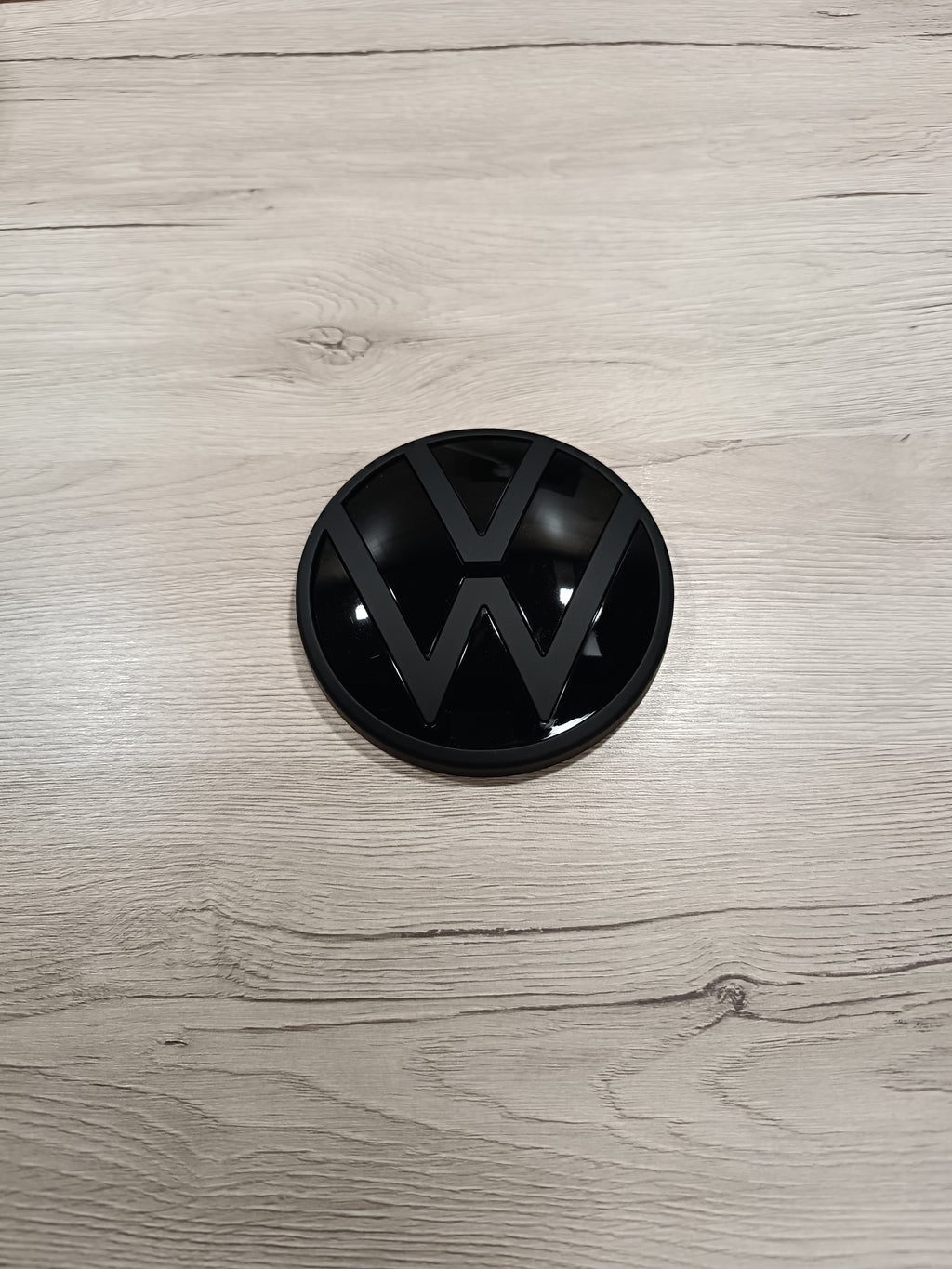 VW T-Roc Emblem Logo Schwarz Matt Detail