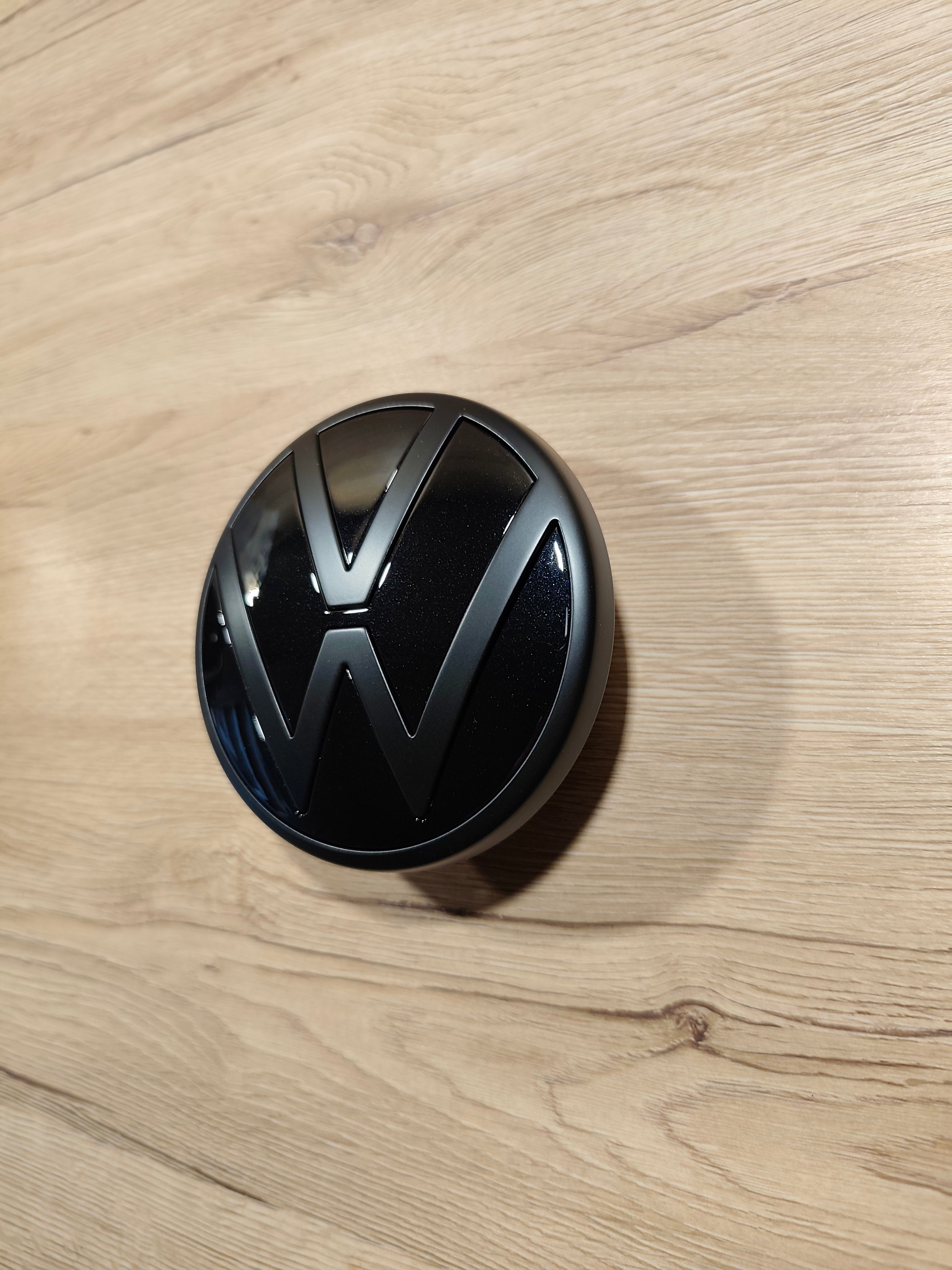 VW T-Roc Heckemblem Deep Black Pearl