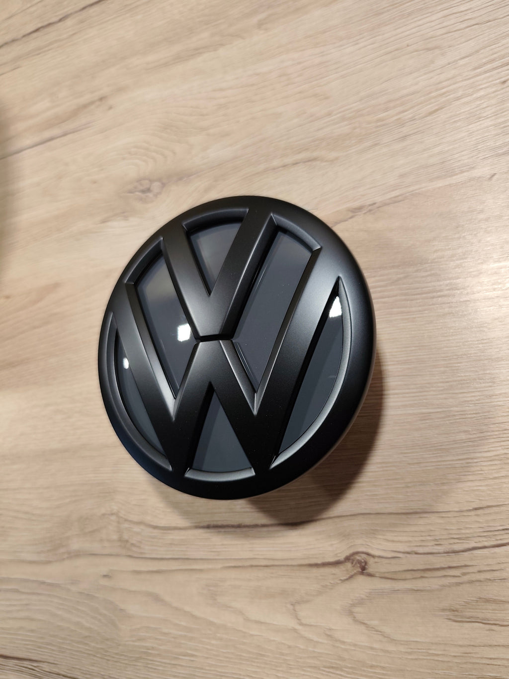 VW T6.1 Emblem Pure Grey LH7J veredelt
