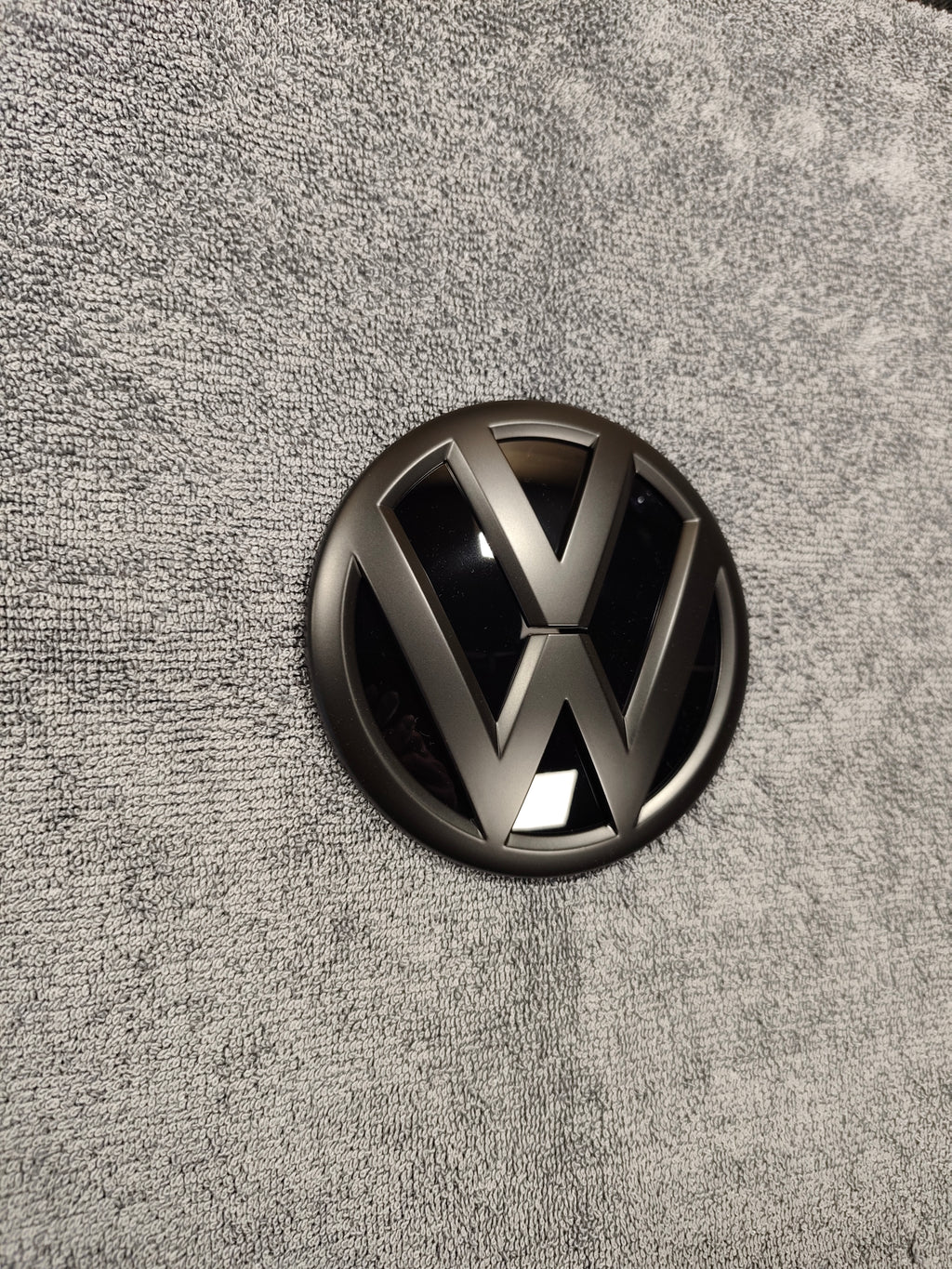 VW T6.1 Original Emblem Schwarz Matt Detail
