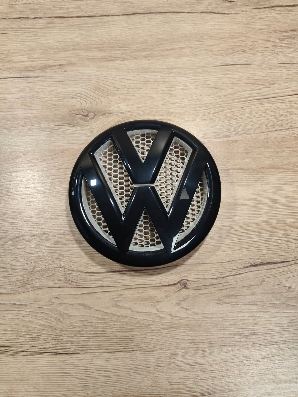 VW T5 FL Emblem Logo Schwarz Candyweiß Detail
