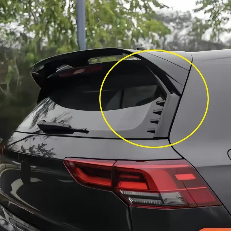 VW Golf 8 Heckfenster Spoiler Detail Seitenansicht
