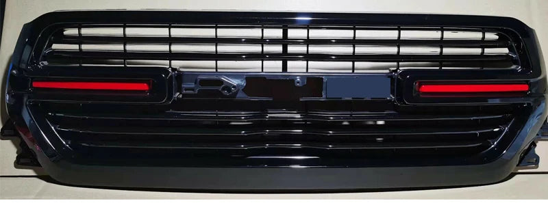Dodge RAM Frontgrill in Schwarz Hochglanz mit roten Aplikationen
