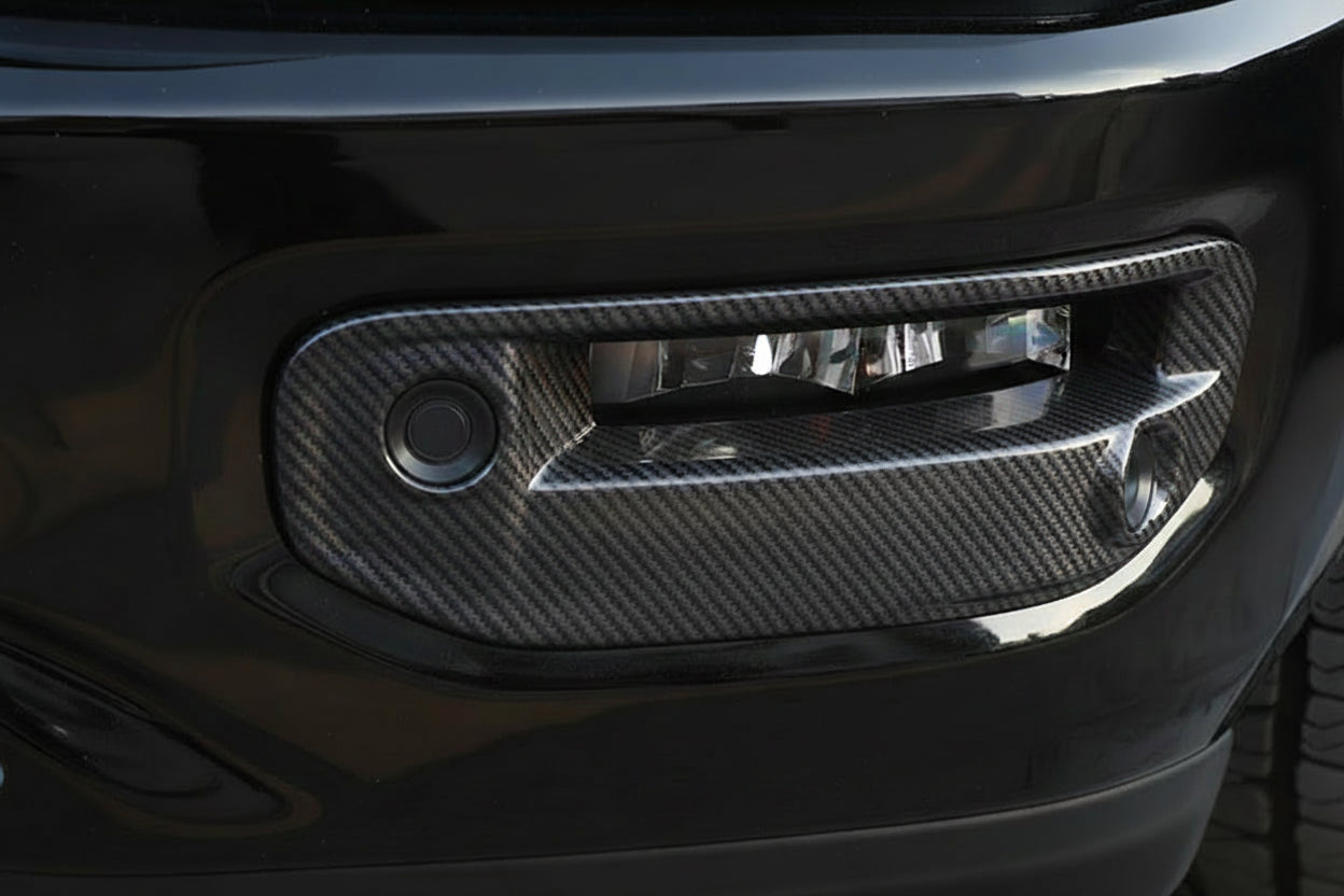 Dodge RAM 1500 – Nebelscheinwerfer Blenden Schwarz Hochglanz  Carbon-Optik