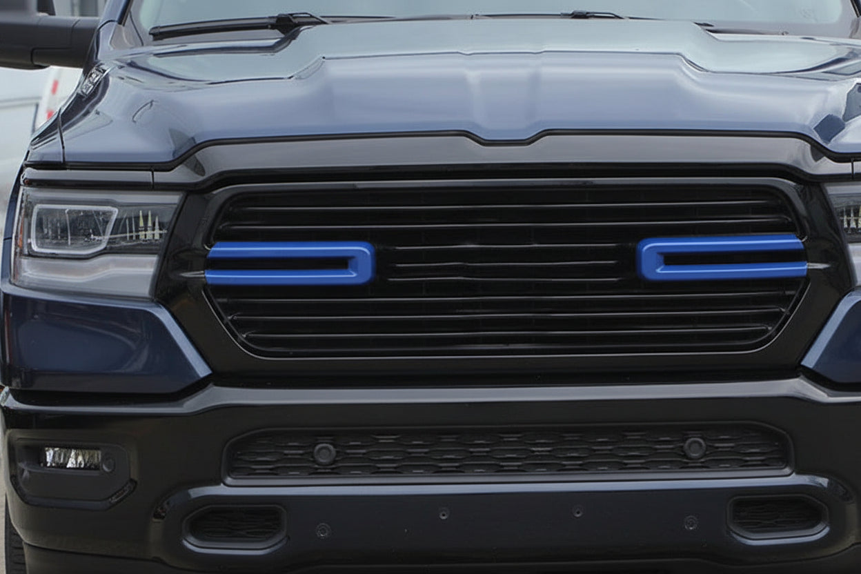 Dodge RAM Frontgrill in Schwarz mit blauen Aplikationen