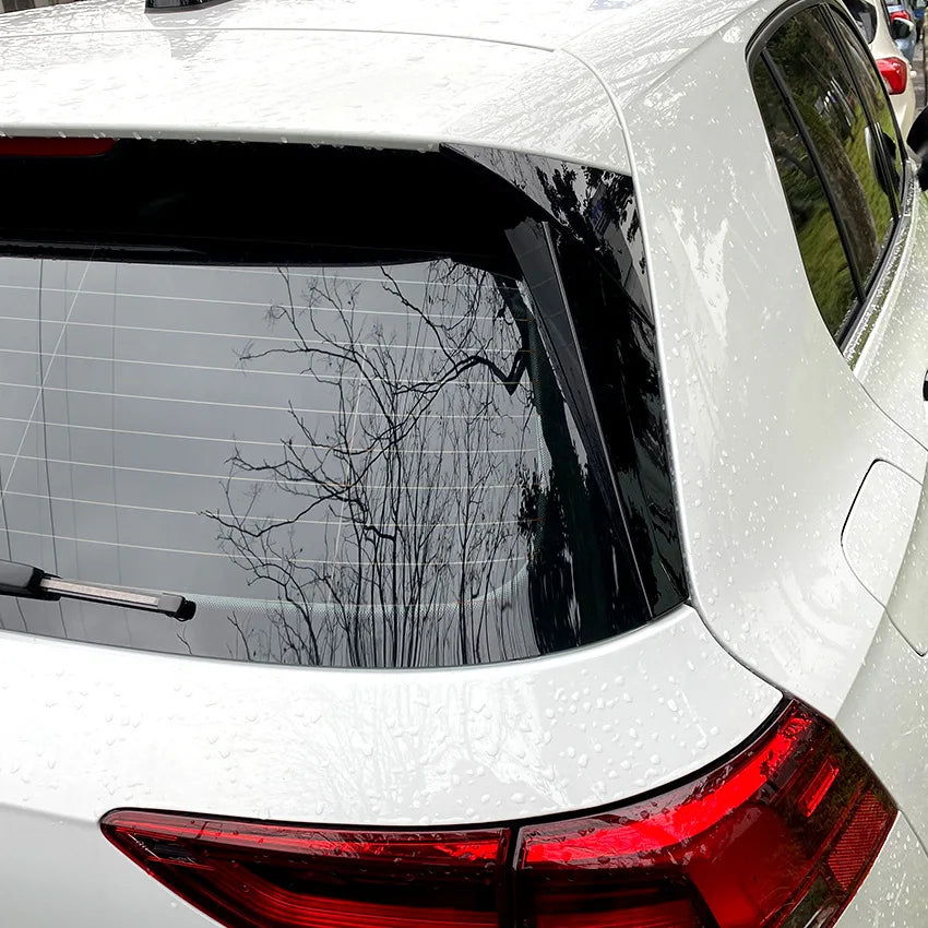 VW Golf 8 GTI Heckscheiben Spoiler montiert
